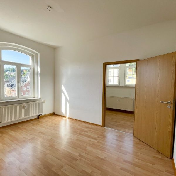 5-Raum-Dachgeschosswohnung mit Loggia und schöner Sicht in Annaberg-Buchholz! - Photo 1