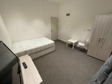 1 bedroom in a house share to rent - Photo 2