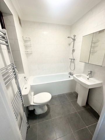2 Bed Terraced House, Kingswood Road, IG3 - Photo 5