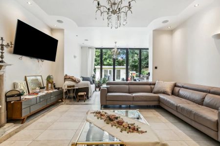 7 bedroom house in London - Photo 3