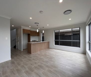 Spacious Family Living in the Heart of Currans Hill! - Photo 3