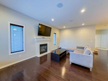 Beautiful Furnished Home With Quartz Kitchen & Fireplace In Sherwood - Photo 5