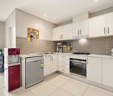 Modern Family Townhouse in Boutique Complex with Park Views - Photo 2