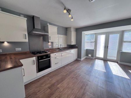 3 bedroom semi-detached house to rent - Photo 5