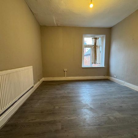 3 bedroom flat to rent - Photo 4