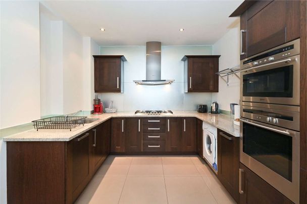 Beautifully refurbished 3rd floor flat with three double bedrooms available in a recently refurbished conversion in South Kensington. - Photo 1