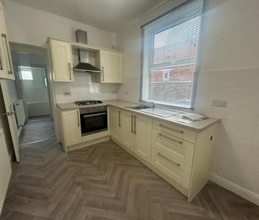 3 bedroom end of terrace house to rent - Photo 3