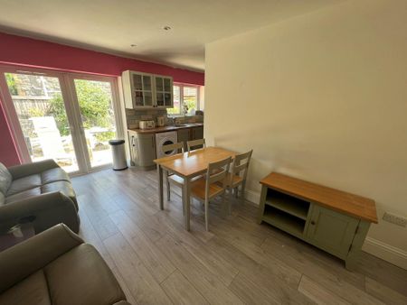 1 bedroom in a house share to rent - Photo 2