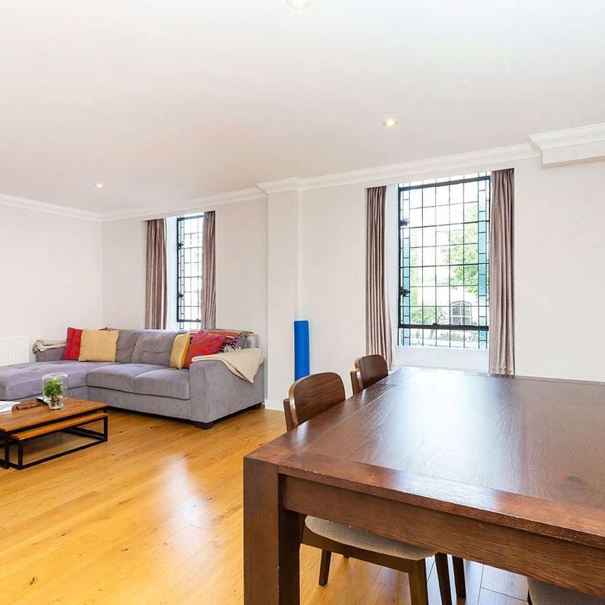 A large two bedroom apartment set within a church conversion in Angel. - Photo 1