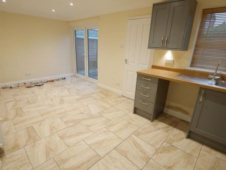 3 bedroom semi-detached house to rent - Photo 4