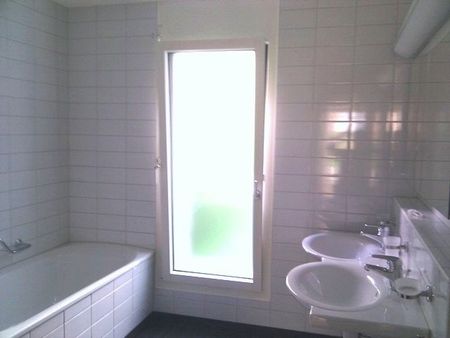 In ruhiger, gepflegter und charmanter Liegenschaft - Photo 2