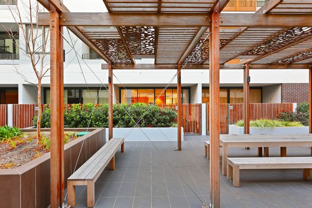 Beautifully presented one bedroom apartment with secure parking! - Photo 1