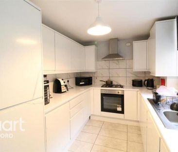 1 bedroom in a house share to rent - Photo 2