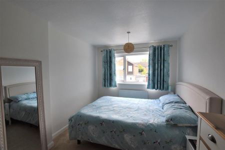 4 bedroom semi-detached house to rent - Photo 3