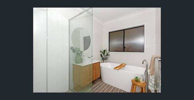 YOUR PERFECT FAMILY RETREAT AWAITS! 4 BEDROOM HOME IN AMARA ESTATE! - Photo 1