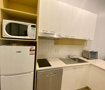 Stylish Furnished Studio in Prime Location - Photo 2