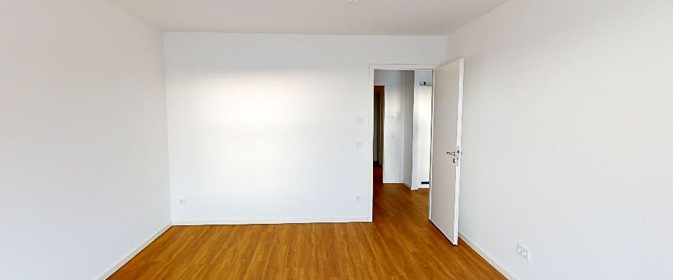 Moderne 3-Zimmer-Wohnung mit EBK, Dachterrasse und Kellerraum - Photo 1