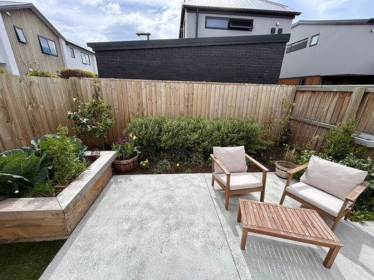 Sunny & Private Furnished 2BR Townhouse - Spreydon - Photo 1