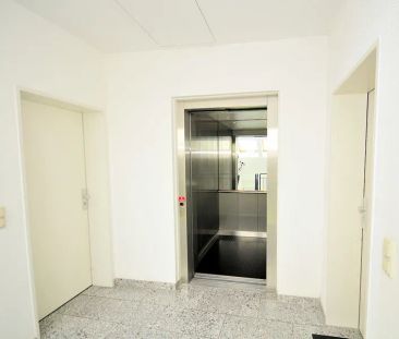 Schicke, helle Wohnung mit Südbalkon, Aufzug und Einbauküche - Foto 1