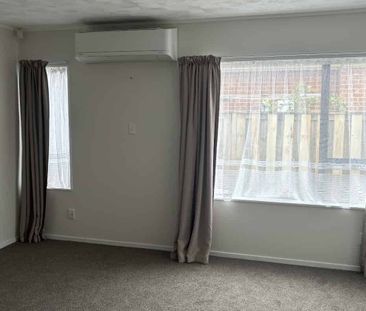 Brick and tile Family Home Blockhouse Bay - Photo 2