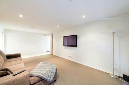 Stylish and Spacious 4 Family Home in Prime Position - Photo 4