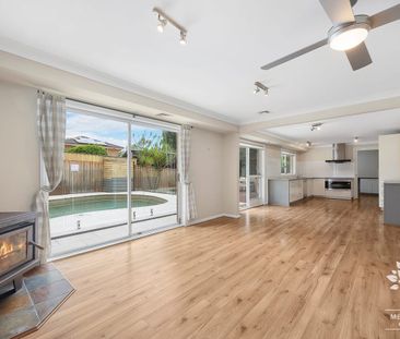 Stunning Family Home with Solar Power & EV Charging - Elegant Yard, Pool & Prime Location! - Photo 2