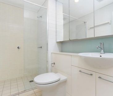 Modern 1 Bedroom In Prime Location - Photo 5