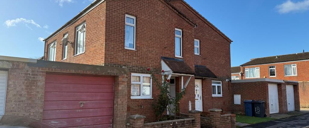 3 bedroom semi-detached house to rent - Photo 1