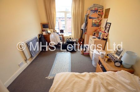 6 Bedroom Mid Terraced House for rent in Manor Drive - Photo 4