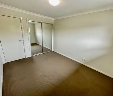 Five Bedrooms/Three Bathrooms! - Photo 2