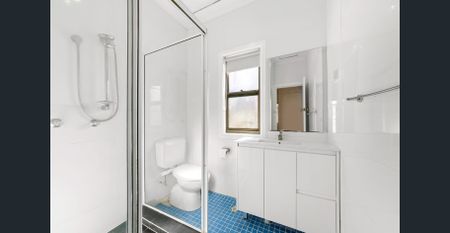 Perfectly Located Three Bedroom Family Home with Air Conditioning! - Photo 2