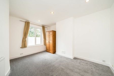 Graham Avenue, Mitcham, CR4 - Photo 2