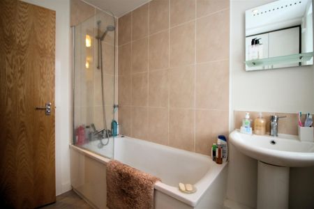 Rosemount Avenue, West Byfleet, Surrey, KT14 6LB - Photo 4