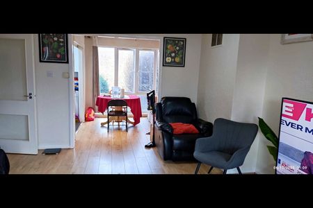 4 Bed Terraced House, Turnpike Link, CR0 - Photo 2