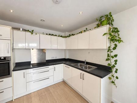 3 bedroom flat to rent - Photo 3