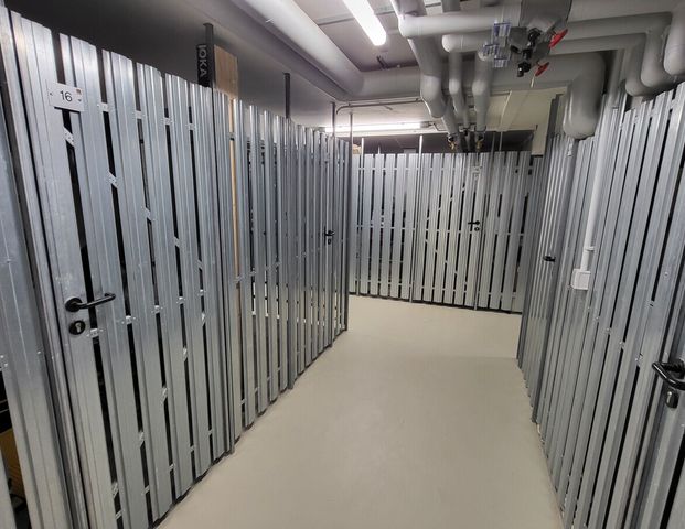 Exklusiv: Sanierte 3-Zi.-Wohnung mit Carport, Aufzug, Balkon & traumhaftem DOM-B ... - Foto 1