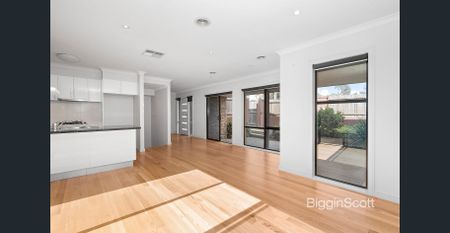 SPACIOUS 3 BEDROOM TOWNHOUSE WITH DOUBLE GARAGE - Photo 4