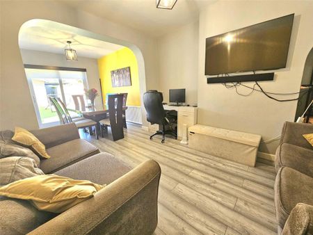 5 bedroom semi-detached house to rent - Photo 2