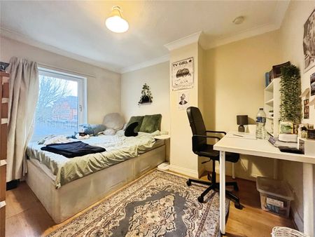 St. Judes Road, Englefield Green, Egham, Surrey, TW20 0DB - Photo 4