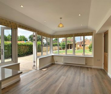 4 bedroom semi-detached house to rent - Photo 3