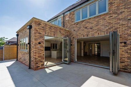 5 bed detached house to rent in Kingscote Road, Dorridge, B93 - Photo 3