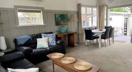 Gorgeous Fully Furnished Bungalow with Beautiful Garden Very Handy to the City! - Photo 5