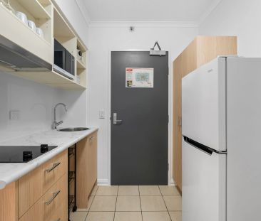 Stylish Studio Apartment in the Heart of Kangaroo Point - Photo 5