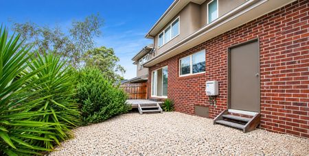 Modern Two-Storey Townhouse in Convenient Croydon North Location - Photo 5