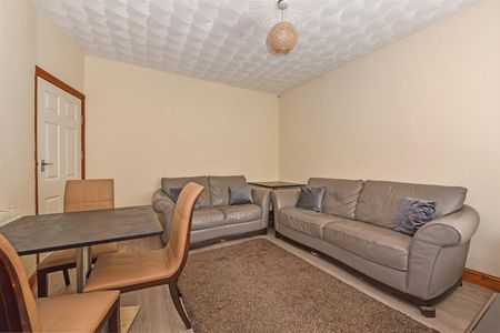 Room For Rent Meadow Street, Pontypridd - Photo 2