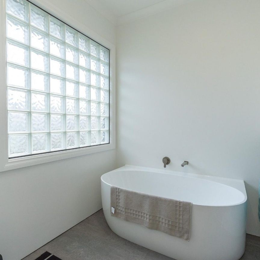 Stunning central family home - Photo 1