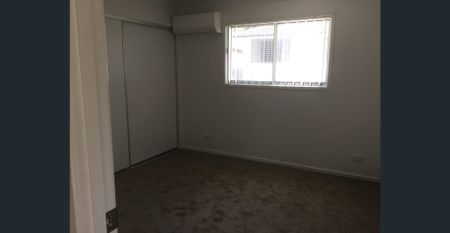 4 BEDROOMS - DOUBLE GARAGE - EXTRA LIVING AREA - 2 EN SUITES - Photo 2