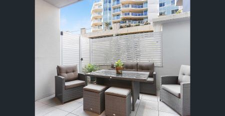 Stylish Modern Apartment with Private Courtyard - Photo 5