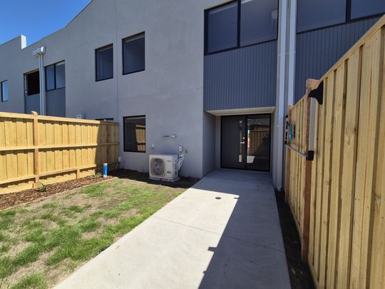 Beautiful, newly built townhouse - Photo 1