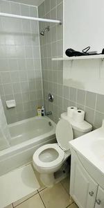 2-Bedroom Apt Available December 1st (Spadina & College) - Photo 4